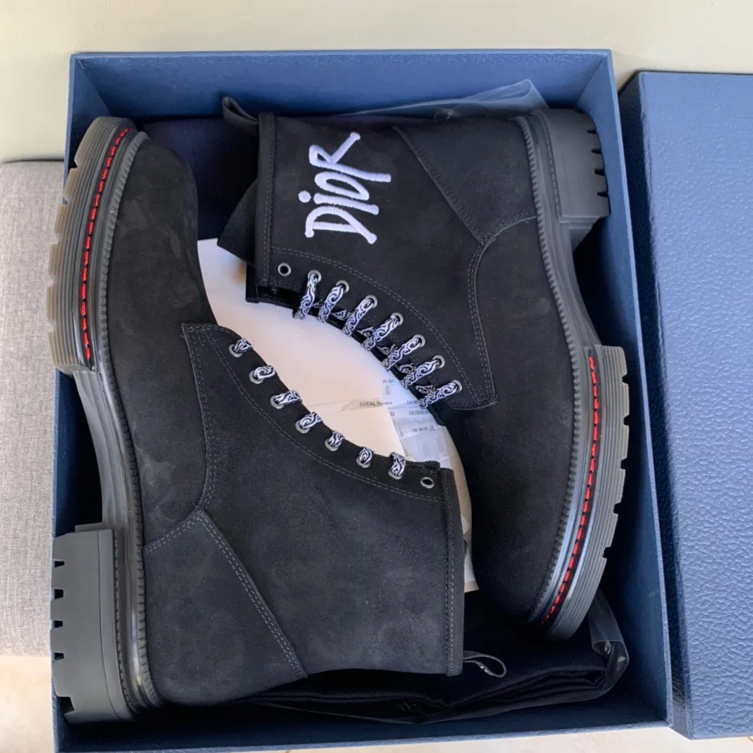[DIOR] Top P: 1000💰 Number of yards: 39~44 (38.45 custom-made, non-refundable) Dior Dior~ Winter series, original 1:1 development Casual men's leather shoes Heavy investment, shoes and boots are made of imported cowhide + imported Dior special fabric Not easy to deform black cowhide lining Dior large hardware inlay Original TPU vacuum outsole, black cowhide Black open edge beads Military green suede Black suede Khaki suede leather is crafted by a large factory, and the perfect product is only prepared for you who know your taste! Any comparisons are welcome.